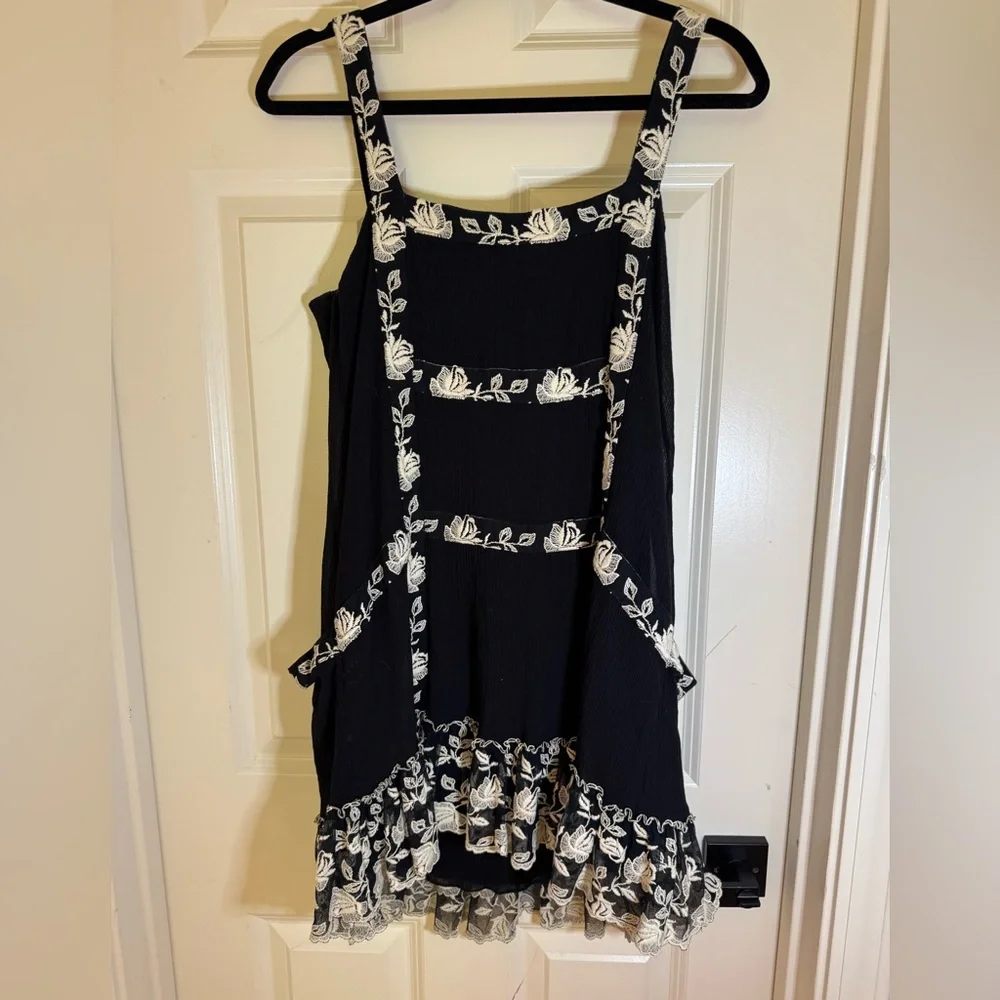 Alice + Olivia Black Dress with White Floral Trim - Picture 7 of 8